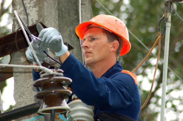 1295 Electrician working on power lines.